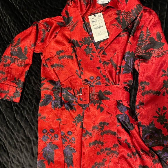 Printed Satin top with belt - Picture 3 of 3